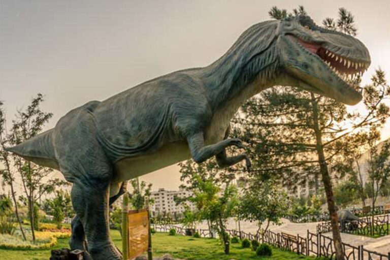 حديقة جوراسيك في طهران، وتعرف بالفارسية باسم "بارك جوراسيك"  تعيدك ملايين السنين إلى الوراء. عندما كانت تعيش على الأرض مخلوقات عملاقة تسمى الديناصورات
