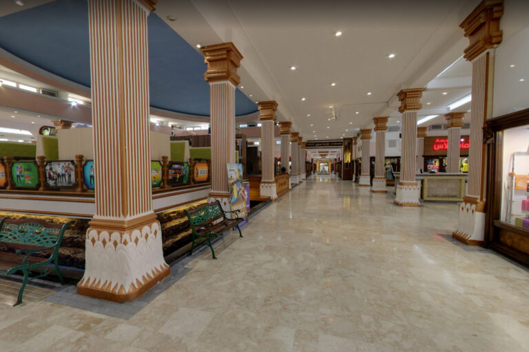 مركز لؤلؤة كيش للتسوق (بالفارسية: مركز خريد مرواريد كيش) الواقع في قلب جزيرة كيش، هو أحد أكثر مراكز التسوق أناقةً وفخامة في جزيرة كيش.