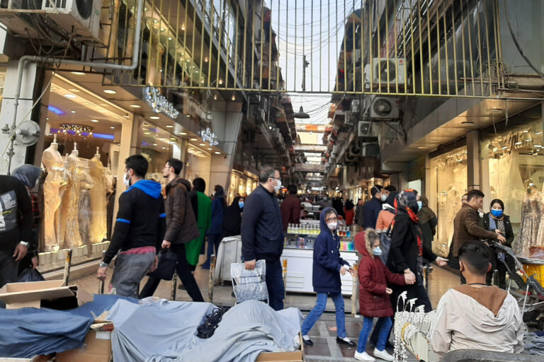 سوق شانزليزيه هي أحد مراكز التسوق القديمة في طهران، ومعظم متاجره متخصصة بالملابس النسائية وخاصة الملابس الرسمية والعباءات