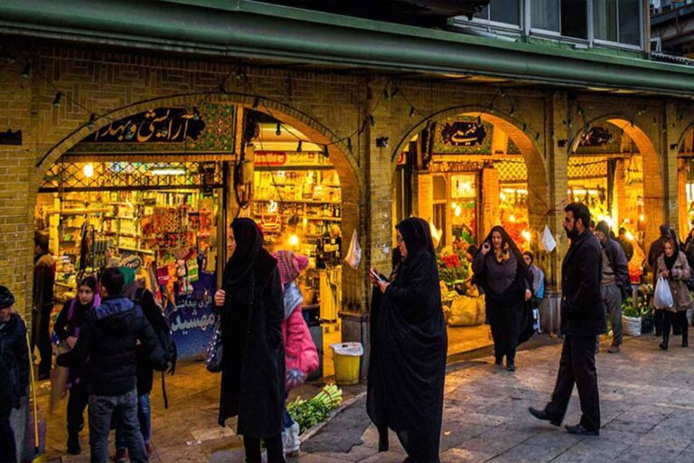 بازار تجريش هو أحد أسواق طهران القديمة والذي لم يحافظ فقط على ازدهاره ومكانته، بل يعتبر أيضاً أحد مناطق الجذب السياحي الرئيسية في العاصمة.