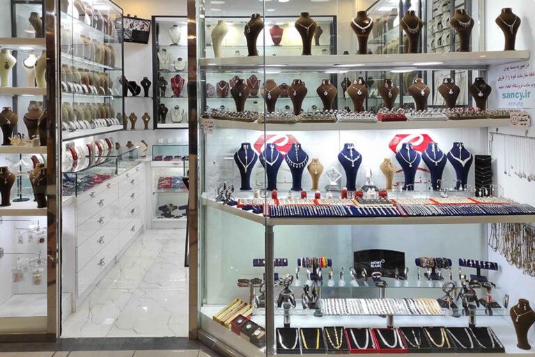 مركز كوثر للتسوق من بين مراكز التسوق الكبرى والفاخرة في أصفهان، ويتميز بواجهة مميزة للغاية من المرايا.