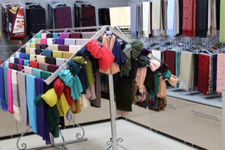 الكثير من النساء يقصدون المتاجر المتعددة الموجودة في ساحة هفت تير لشراء أحدث موديلات الملابس والعباءات للحصول على أفضل السلع بجودة عالية.