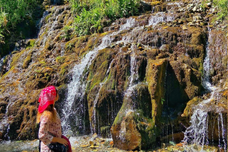 هذا الشلال المرتفع والجميل، يقع على مسافة 17 كيلومتر في جادة كرج – جالوس ، بالقرب من قرية ارنكه في كرج، وأعلى نهر أرنكه.