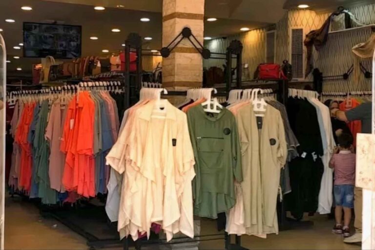 ساحة هفت تير هي واحدة من أهم مراكز التسوق في طهران، وهو مشهور بين معظم سكان طهران بسبب مبيع مختلف أنواع الجبب والعباءات والشال والحجاب.
