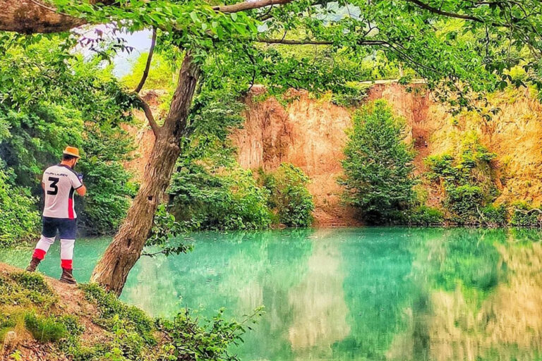 ينبوع کل راميان يعتبر أحد مناطق الجذب السياحي الطبيعية وأحد الأماكن التي تستحق المشاهدة في محافظة کلستان، حيث يقع إلى الجنوب من بلدة راميان.