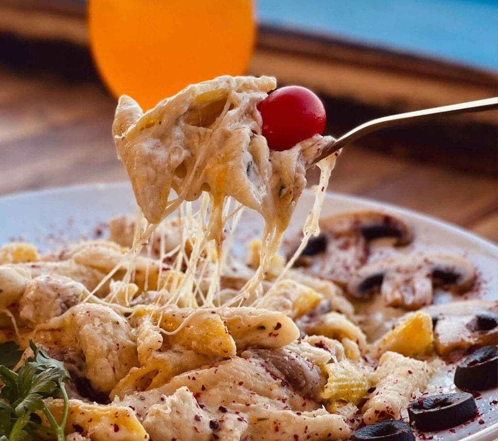 مطعم دياكو كيش الشاطئي، هو أحد أفضل المطاعم التي تستقبل الضيوف في مواعيد الوجبات الثلاث، الإفطار والغداء والعشاء.