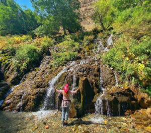 شلال الينابيع السبع في كرج، من أجمل الشلالات في محافظة البرز، يبلغ ارتفاعه حوالي 90 متر، وهومن أعلى الشلالات على مستوى إيران.
