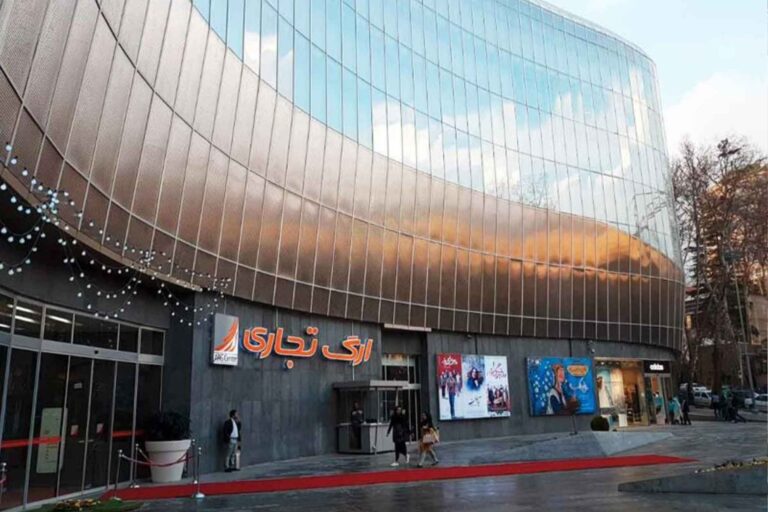 مركز التسوق أرك تجريش مكون من 10 طوابق ويقع في الجهة الشمالية من ساحة تجريش، خمس طوابق منه تجارية والباقي عبارة عن موقف خاص للسيارات.
