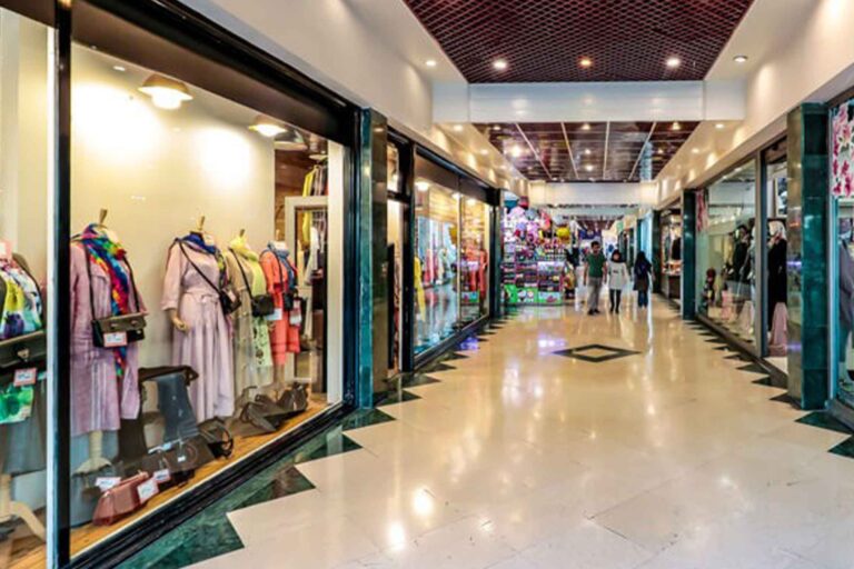 مركز التسوق ونك متخصص بالألبسة النسائية، ويمكن للنساء المهووسات بشراء الملابس الذهاب إلى مركز التسوق هذا قبل أي مكان آخر