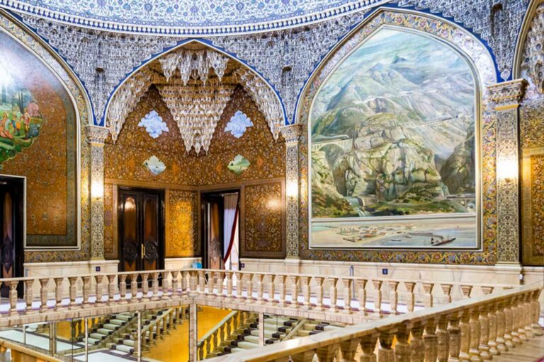 يعد قصر مرمر (بالفارسية: كاخ مرمر) من أجمل الأماكن السياحية وأكثرها قيمةً في طهران، حيث يقع في وسط المدينة.