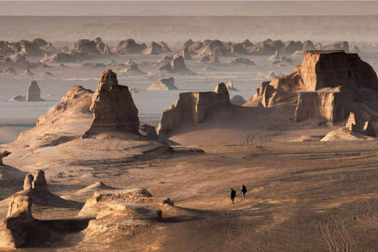 تقع منطقة سايه خوش الصحراوية في محافظة هرمزكان. تقع هذه الصحراء غرب قرية تحمل ذات الاسم.