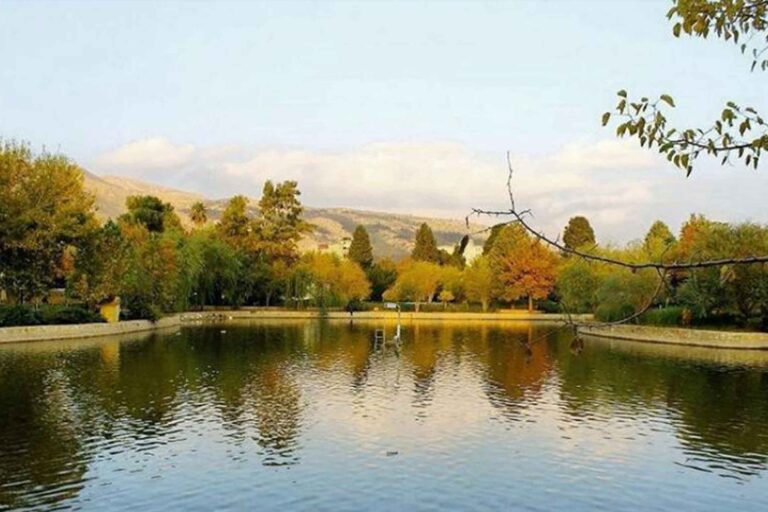 حديقة «آزادي» أو الحدیقة العامة، بالفارسية «پارک آزادی شیراز» هي واحدة من أقدم الحدائق في شيراز والتي تُعرف أيضًا باسم أكبر حديقة في شيراز