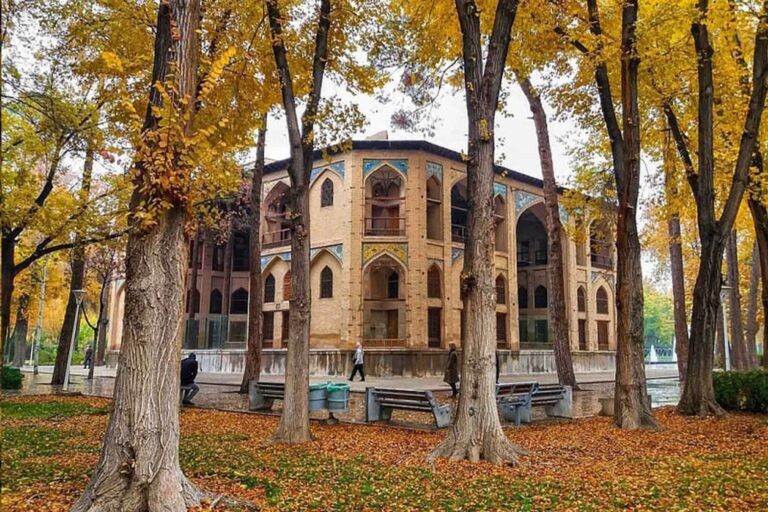 قصر الجنات الثمان (بالفارسية: كاخ هشت بهشت) من أهم المواقع السياحية في مدينة أصفهان