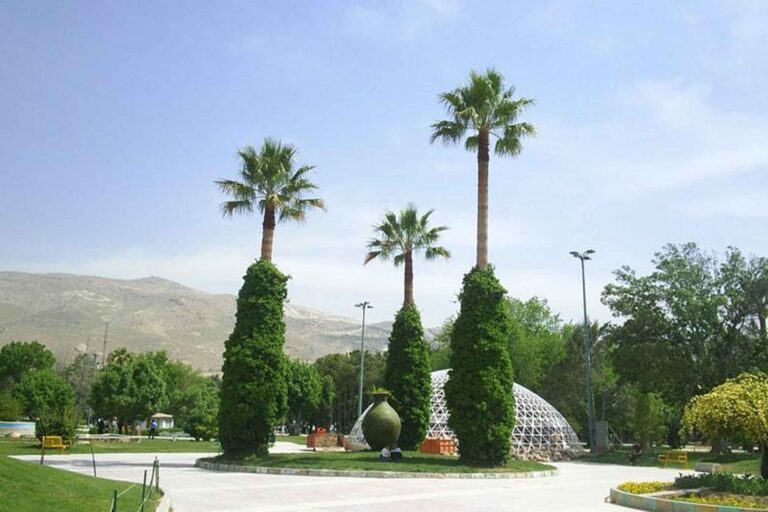 حديقة «آزادي» أو الحدیقة العامة، بالفارسية «پارک آزادی شیراز» هي واحدة من أقدم الحدائق في شيراز والتي تُعرف أيضًا باسم أكبر حديقة في شيراز