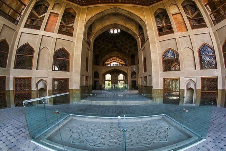 قصر الجنات الثمان (بالفارسية: كاخ هشت بهشت) من أهم المواقع السياحية في مدينة أصفهان