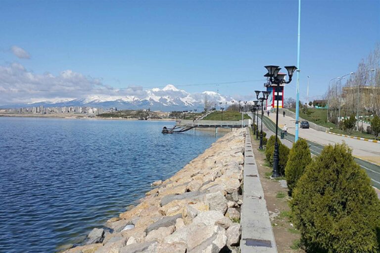 تعد بحيرة شرابيل من أكبر البحيرات داخل المدن في إيران وتقع في أردبيل، تبلغ مساحتها حوالي 180 هكتار.مضمار قوارب التجديف،حبل الانزلاق زيب لاين.