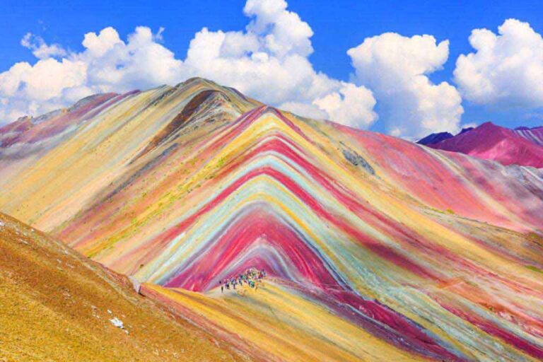 جبال آلاداغ لار آذربيجان شرقي بعد العبور من زنجان، ستشاهد سلاسل جبلية مذهلة ملونة بألوان الأحمر والأخضر والبرتقالي والأصفر.