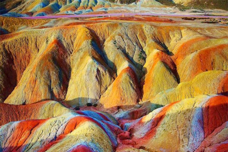 جبال آلاداغ لار آذربيجان شرقي بعد العبور من زنجان، ستشاهد سلاسل جبلية مذهلة ملونة بألوان الأحمر والأخضر والبرتقالي والأصفر.