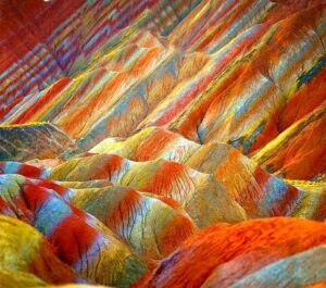 بعد العبور من زنجان، ستشاهد سلاسل جبلية مذهلة ملونة بألوان الأحمر والأخضر والبرتقالي والأصفر.