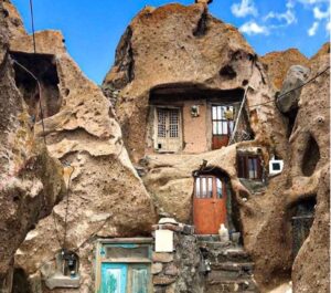 تعتبر قرية صور التاريخية إحدى القرى السياحية الهامة في مدينة بناب، والتي تحظى دوماً باهتمام السياح بسبب فن العمارة الفريد من نوعه.