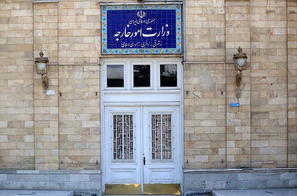 طهران تستدعي السفير الدنماركي- الخارجية الايرانية تستدعي سفير الدنمارك في طهران وتبلغه احتجاجها الشديد على الاساءة للمصحف الشريف .