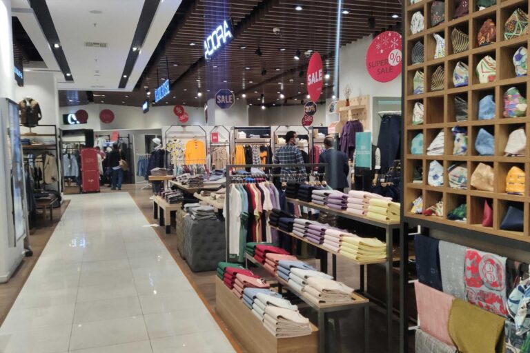 مركز التسوق روشا هو أول مركز تسوق بلا حدود في طهران، حيث لا توجد فيه متاجر منفصلة عن بعضها، بل تم تصميمه على هيئة متجر متعدد الأقسام.