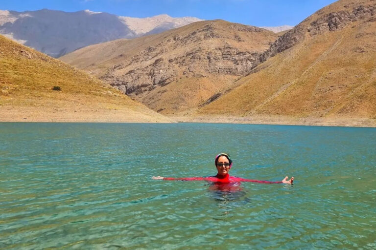 بحيرة تار، هي بحيرة تحتاج رؤيتها إلى السفر إلى منطقة دماوند ذات المناخ اللطيف، والبحث عن البحيرة داخل سور من الجبال.