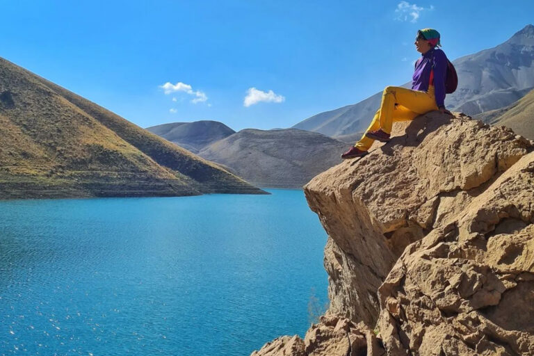 بحيرة تار، هي بحيرة تحتاج رؤيتها إلى السفر إلى منطقة دماوند ذات المناخ اللطيف، والبحث عن البحيرة داخل سور من الجبال.