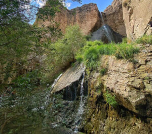 أحد أهم وأجمل معالم الجذب السياحي في قرية مورود، هو شلال مورود. الاسم الآخر لهذا الشلال شلال الأربعمائة تنور. وهو واحد من أكثر الشلالات طبيعة ونقاءً في شالوس.