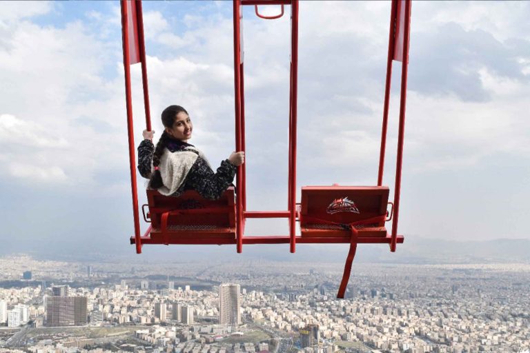منتزه "أدرينالين" هو واحد من أفضل المنتزهات في مدينة طهران، حيث أنّه يعدّ أوّل منتزهٍ مخصّصٍ للرياضات المثيرة والخطيرة التي يصاحبها الترفيه المليء بالأدرينالين للكبار و الأطفال.