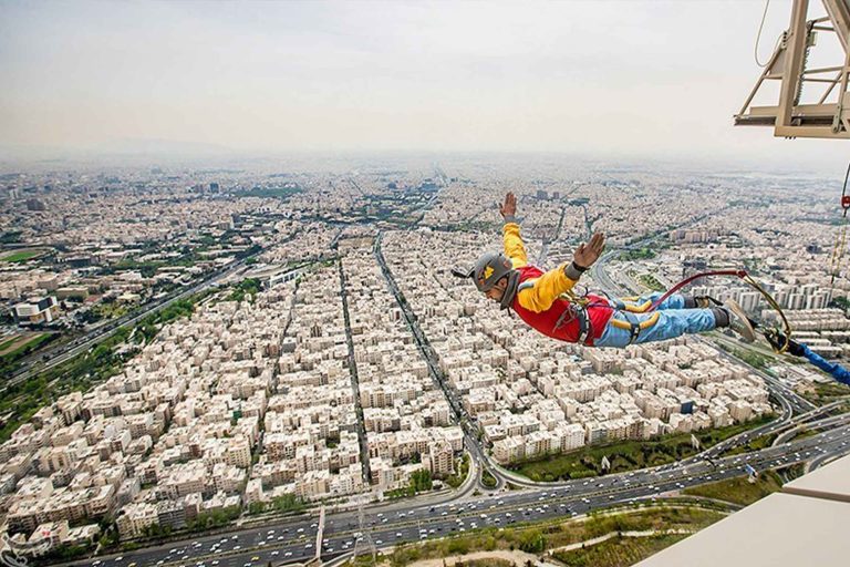 القفز بالحبل المطاطي عن برج ميلاد - طهران
